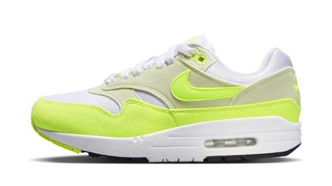 nike air max die licht geven in het donker|Nike Air Max 1 ‘Volt Suede’ laat je lichtgeven in het donker.